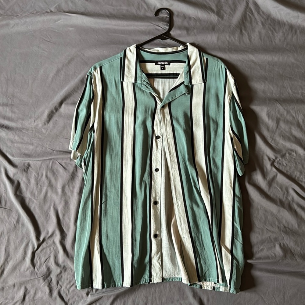 Express short sleeve casual button up shirt size XL pattern